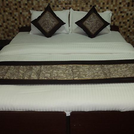 Benazeer Hotel Мумбаи Экстерьер фото