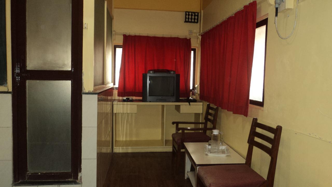 Benazeer Hotel Мумбаи Экстерьер фото
