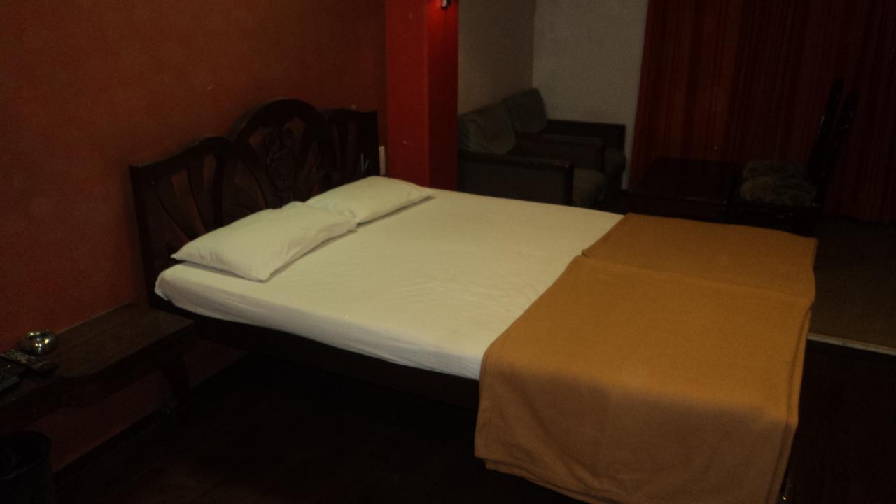 Benazeer Hotel Мумбаи Экстерьер фото