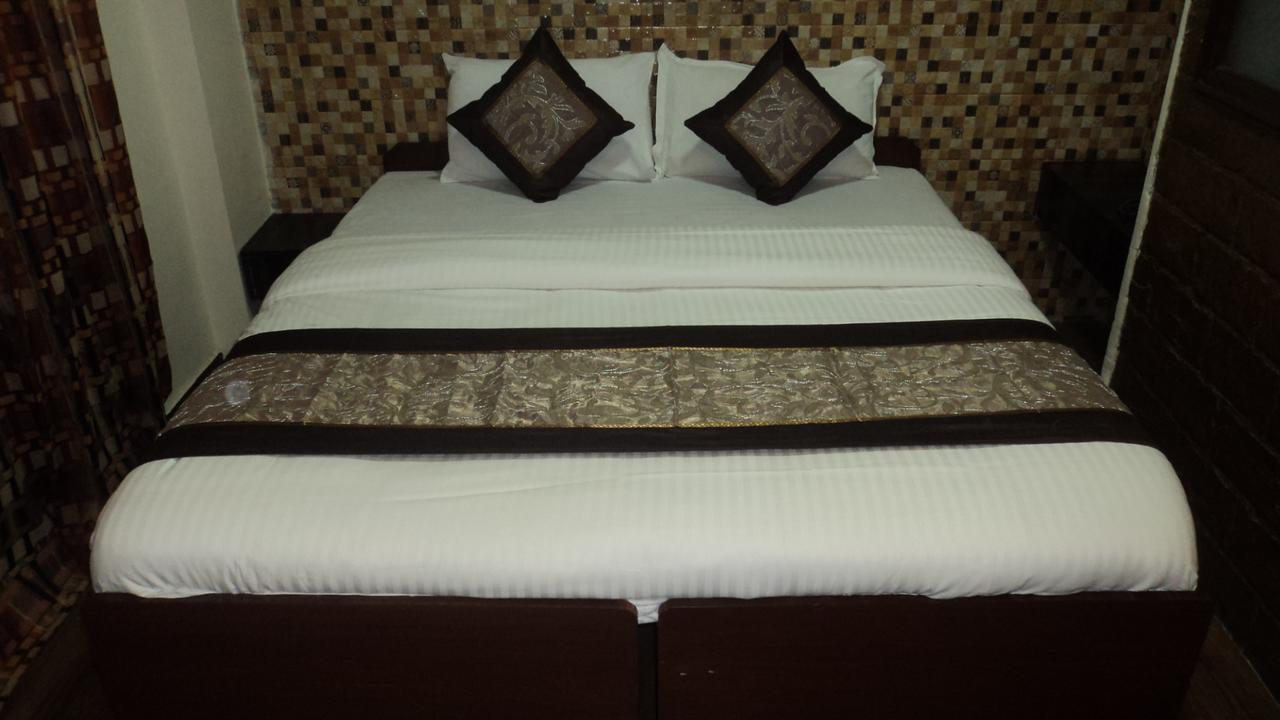 Benazeer Hotel Мумбаи Экстерьер фото