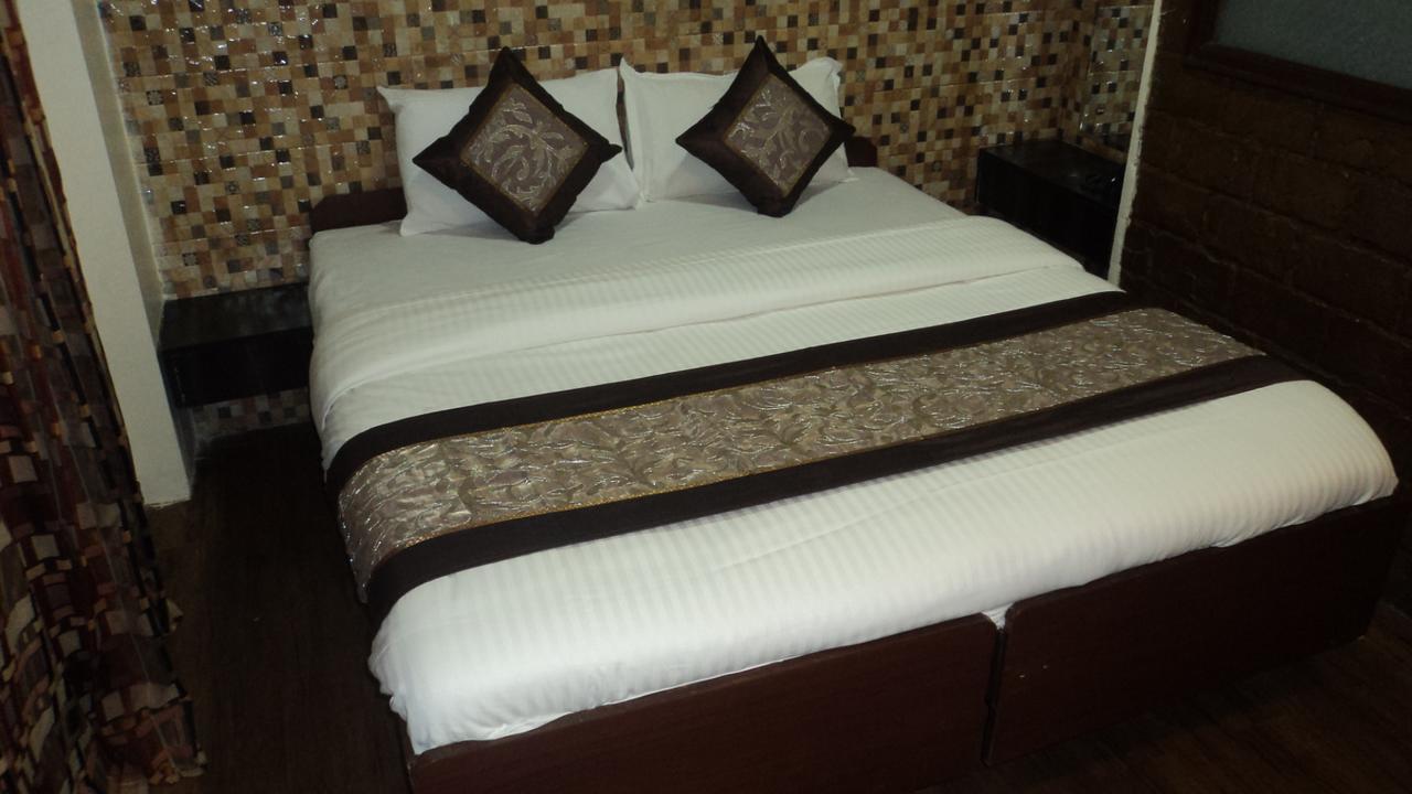 Benazeer Hotel Мумбаи Экстерьер фото