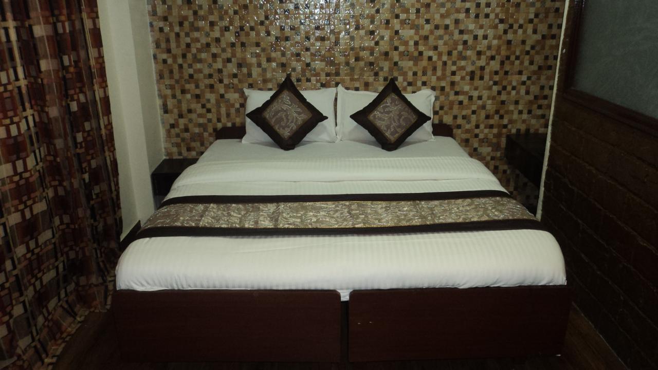 Benazeer Hotel Мумбаи Экстерьер фото