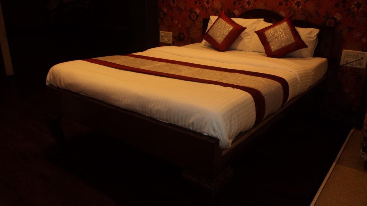 Benazeer Hotel Мумбаи Экстерьер фото