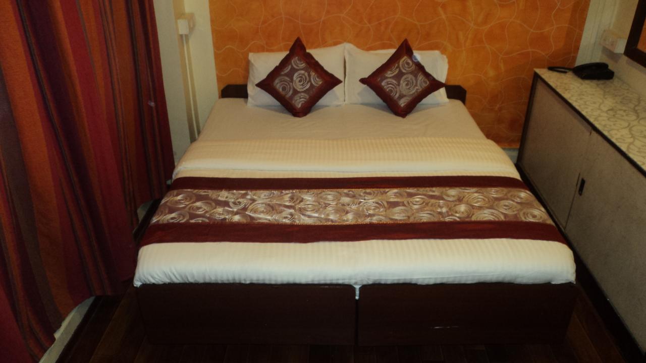 Benazeer Hotel Мумбаи Экстерьер фото
