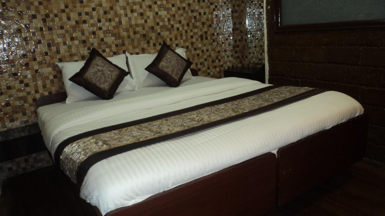 Benazeer Hotel Мумбаи Экстерьер фото