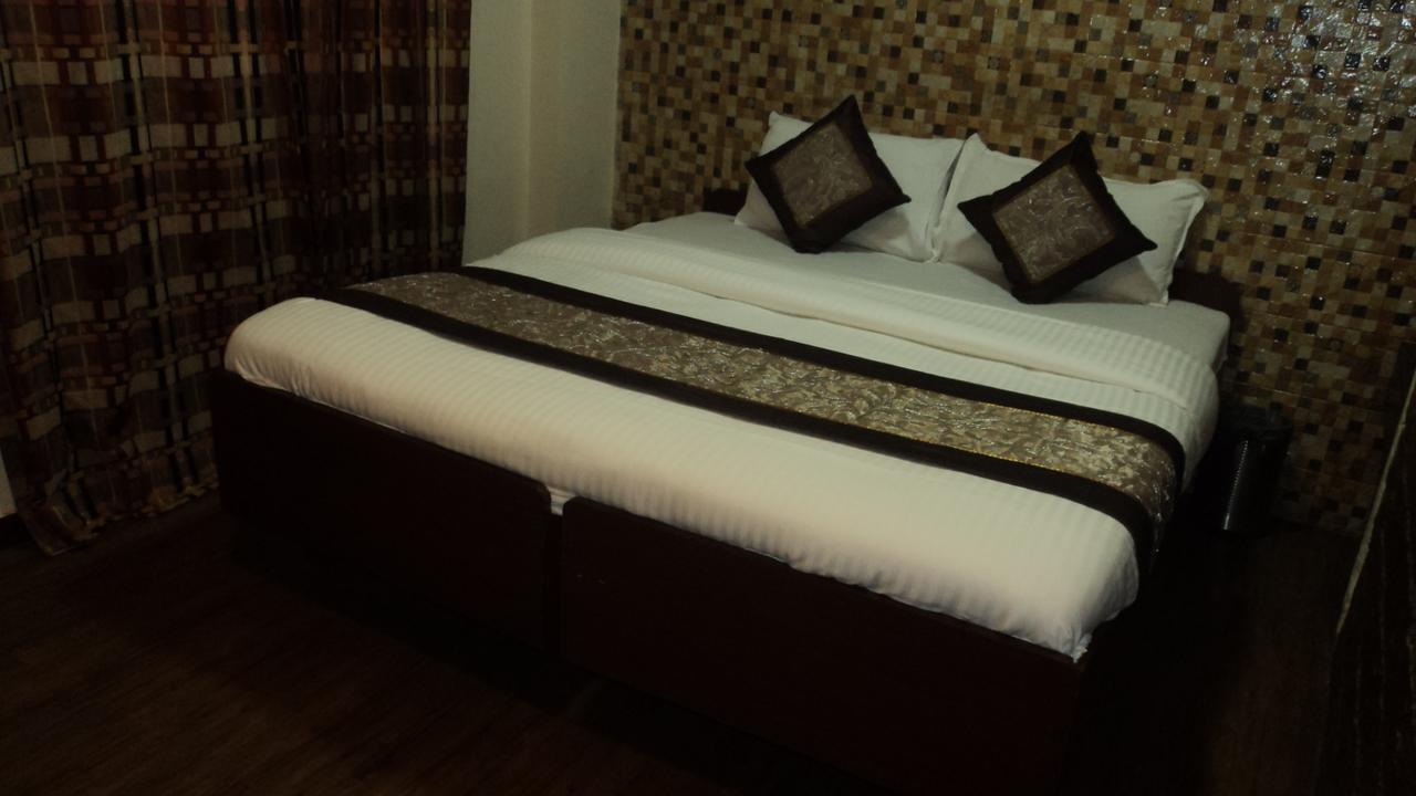 Benazeer Hotel Мумбаи Экстерьер фото