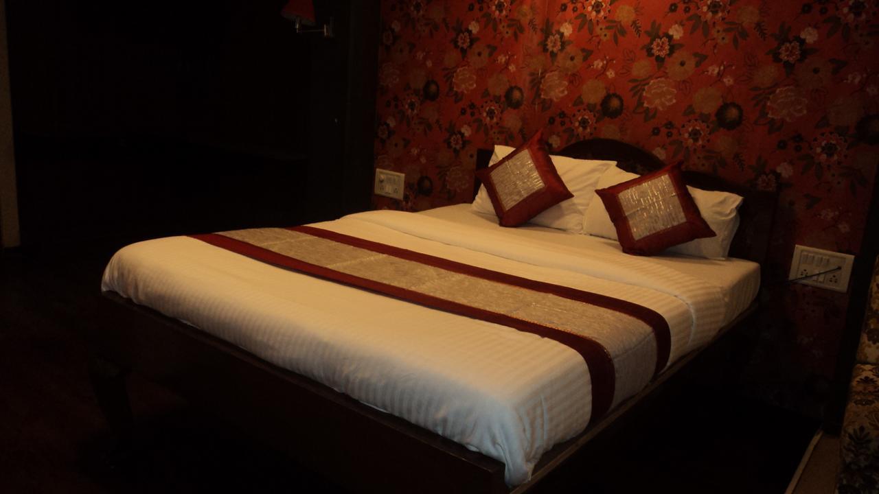 Benazeer Hotel Мумбаи Экстерьер фото