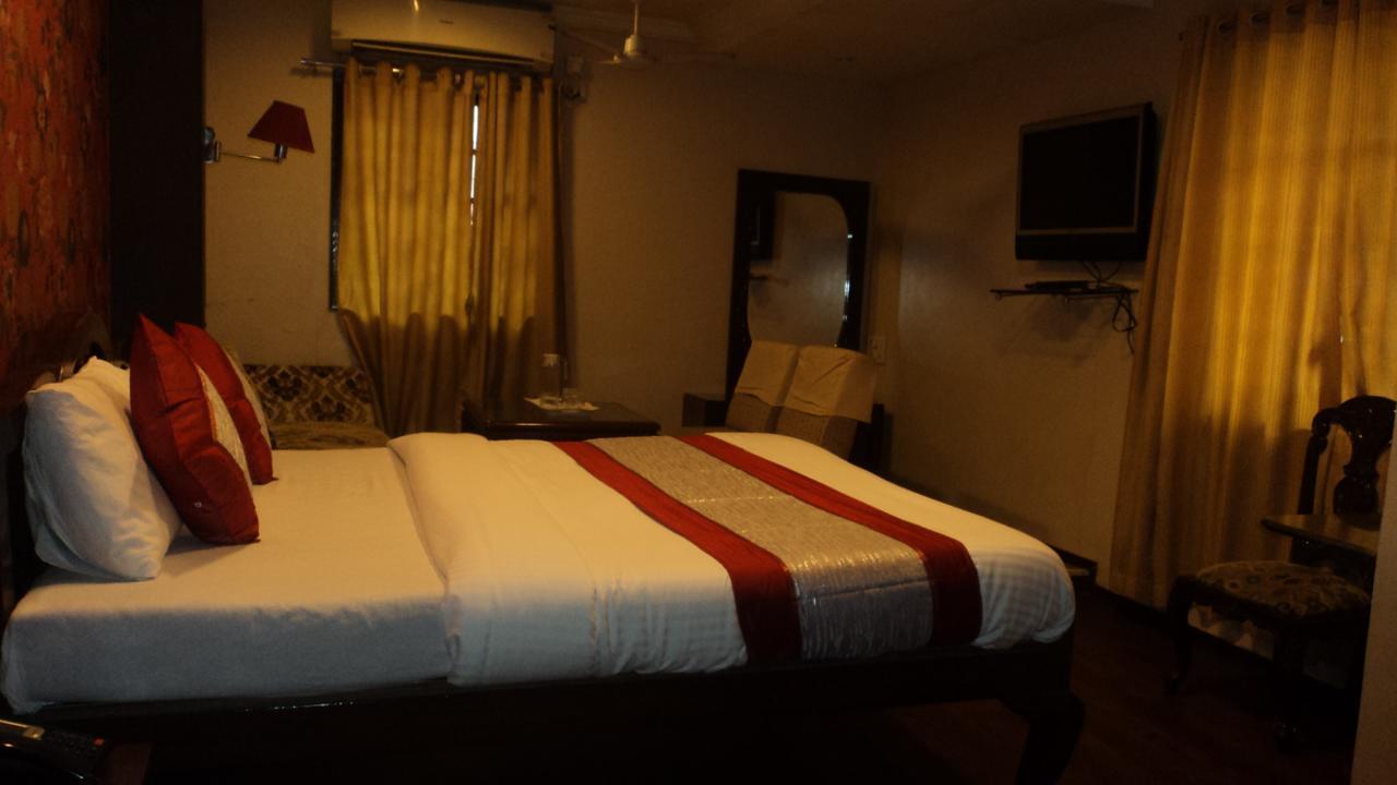 Benazeer Hotel Мумбаи Экстерьер фото