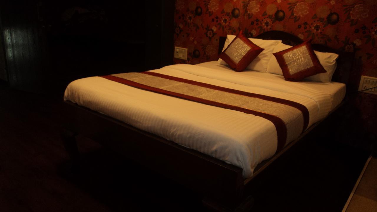 Benazeer Hotel Мумбаи Экстерьер фото