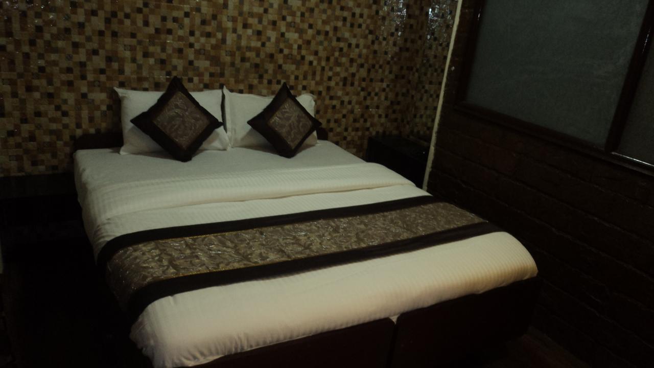 Benazeer Hotel Мумбаи Экстерьер фото