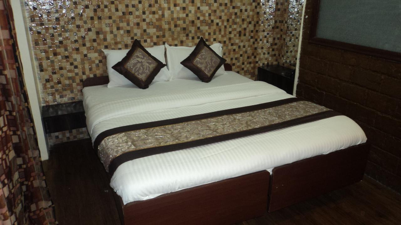 Benazeer Hotel Мумбаи Экстерьер фото