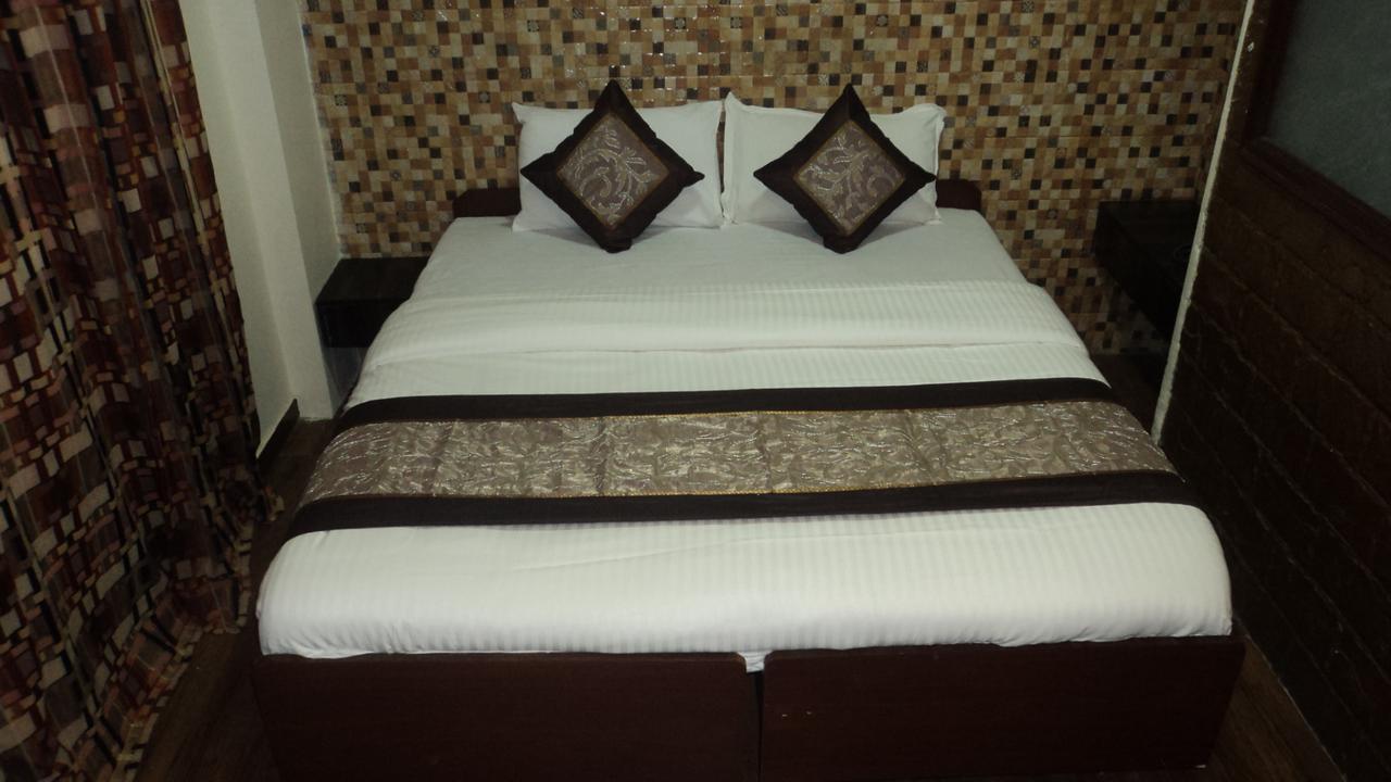 Benazeer Hotel Мумбаи Экстерьер фото