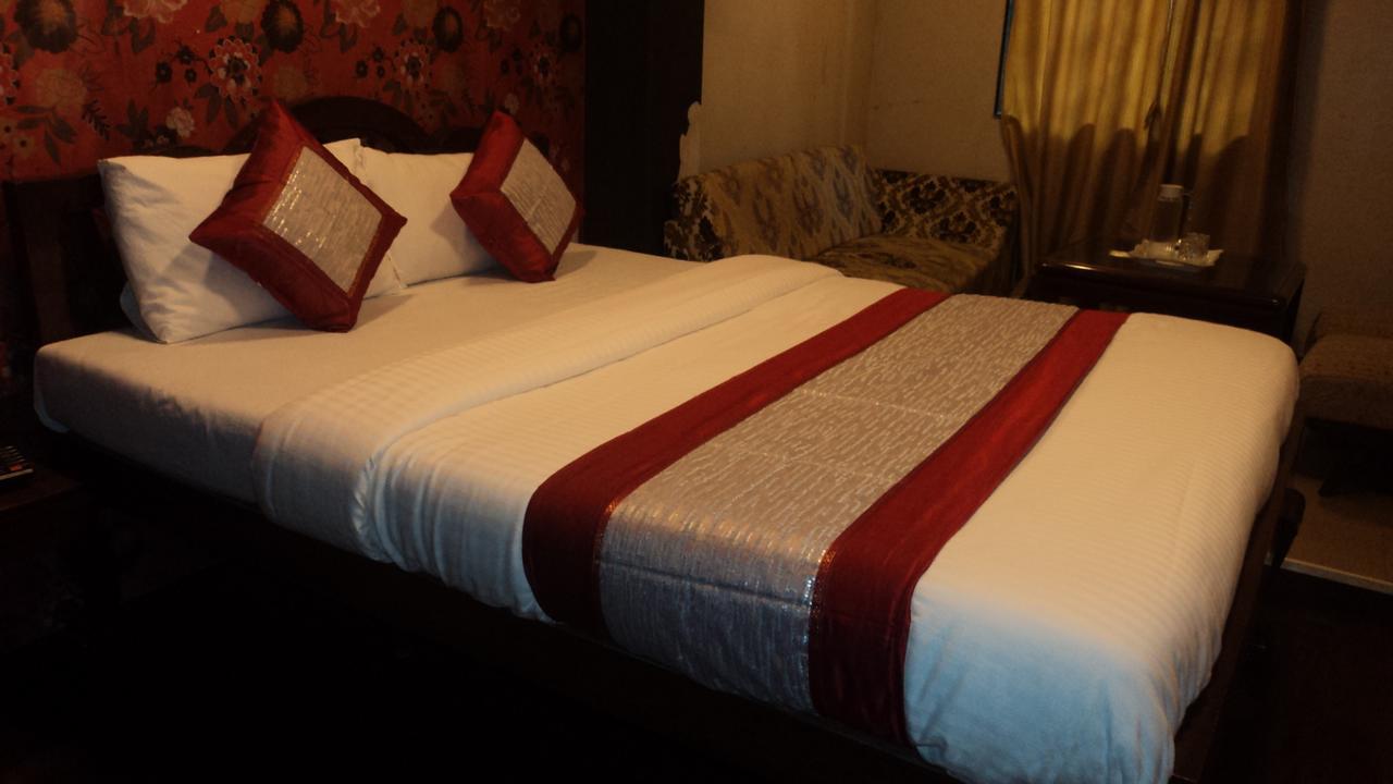 Benazeer Hotel Мумбаи Экстерьер фото