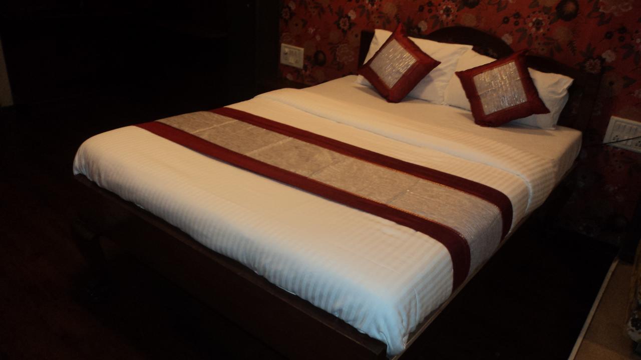 Benazeer Hotel Мумбаи Экстерьер фото