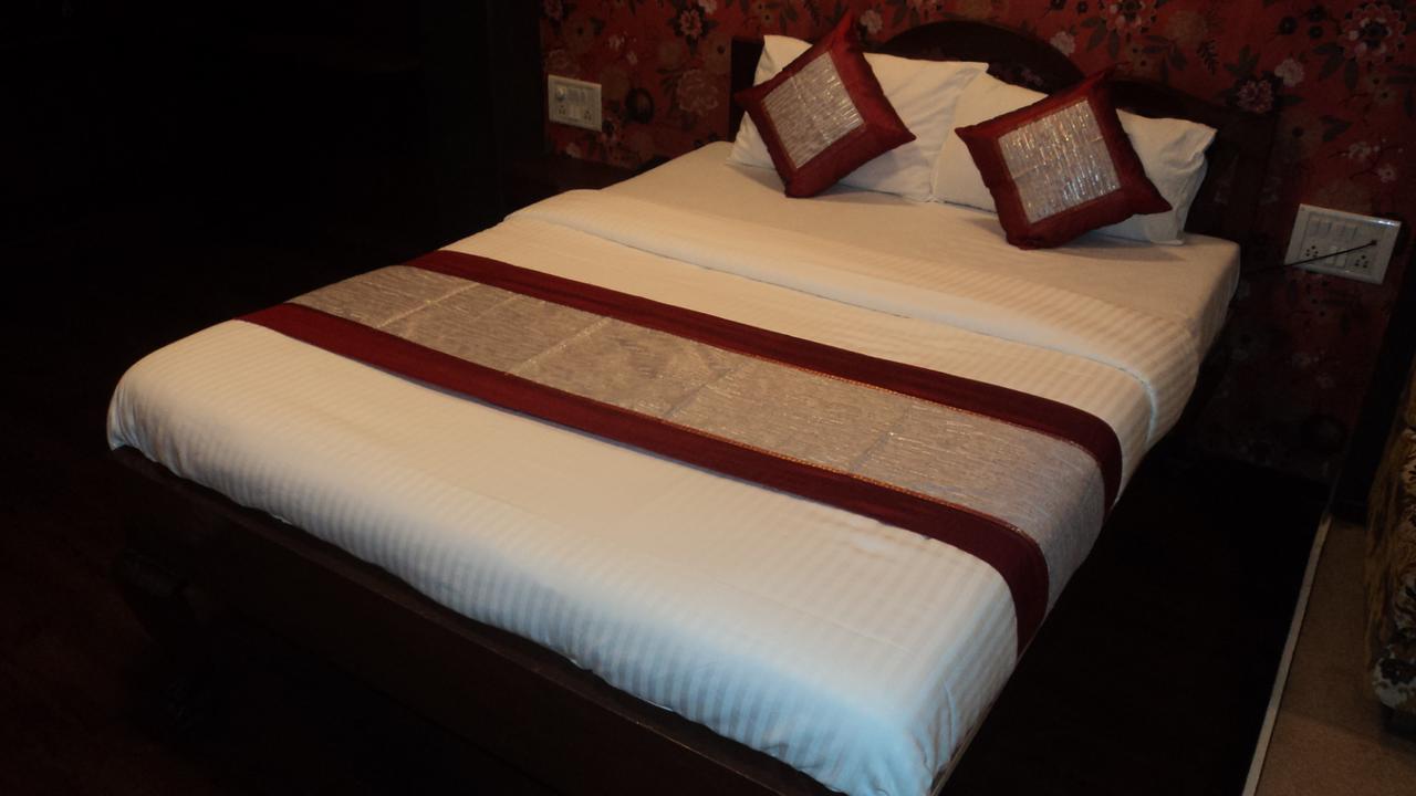 Benazeer Hotel Мумбаи Экстерьер фото