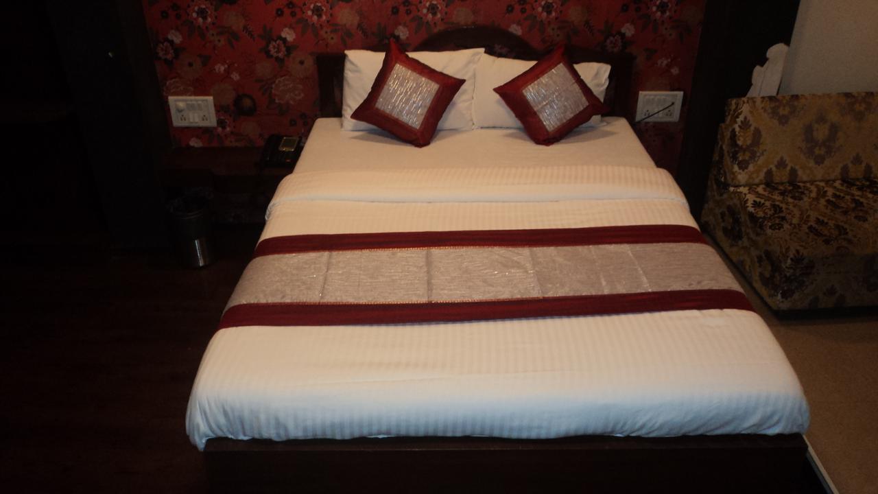 Benazeer Hotel Мумбаи Экстерьер фото