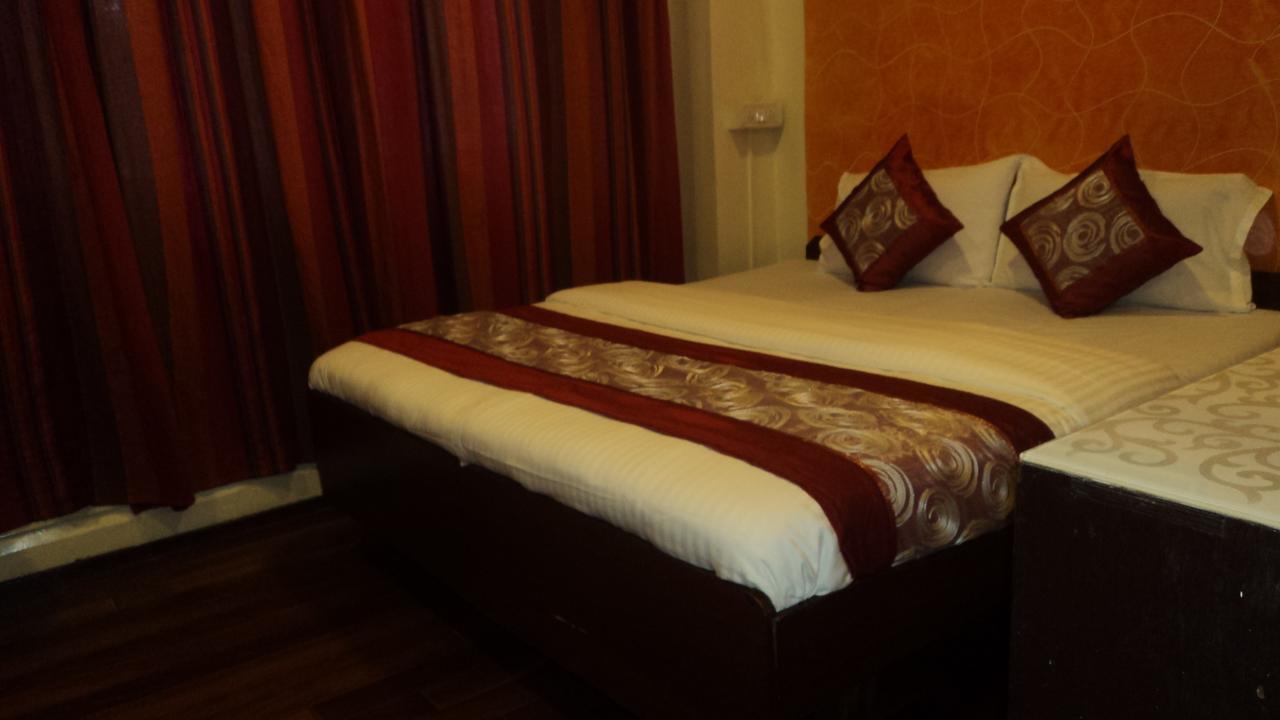 Benazeer Hotel Мумбаи Экстерьер фото