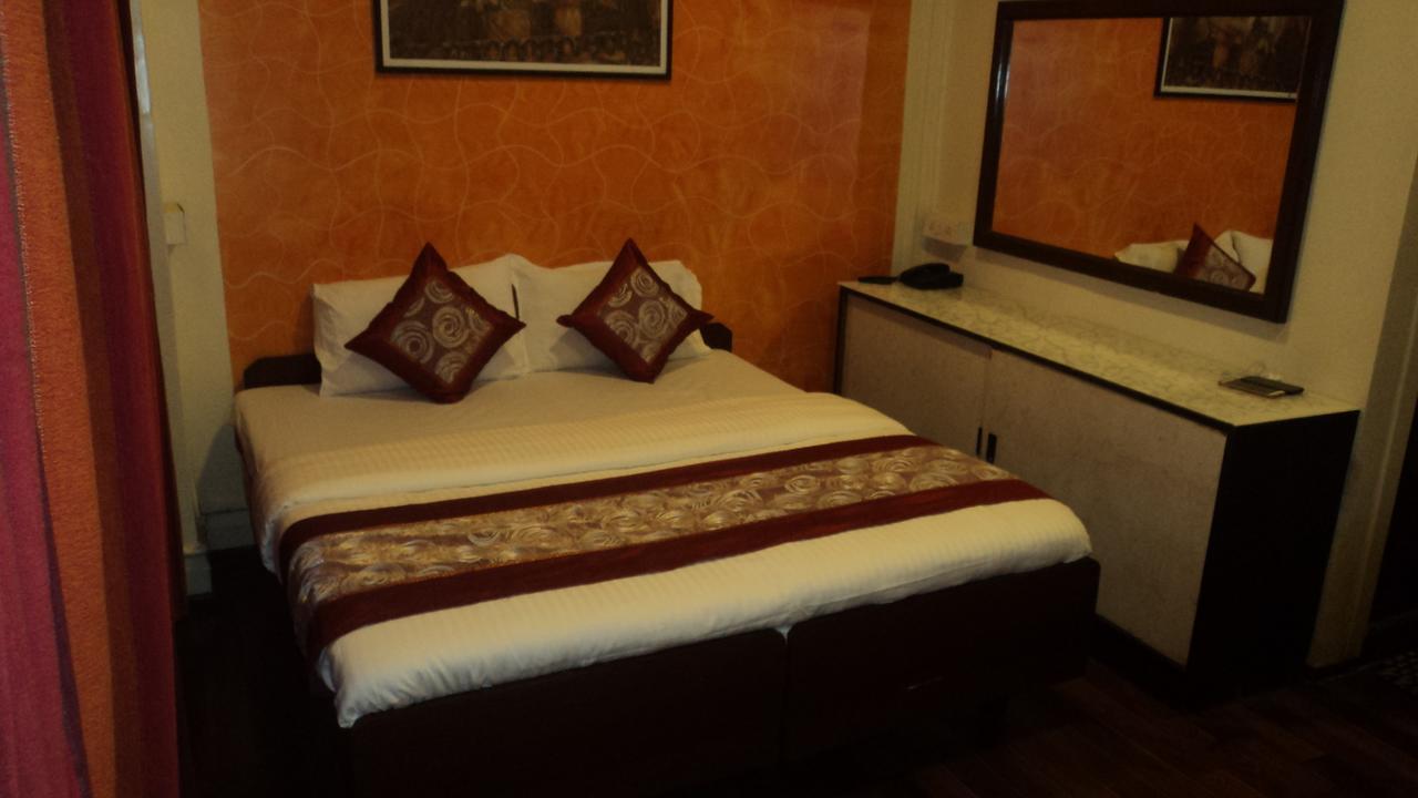Benazeer Hotel Мумбаи Экстерьер фото