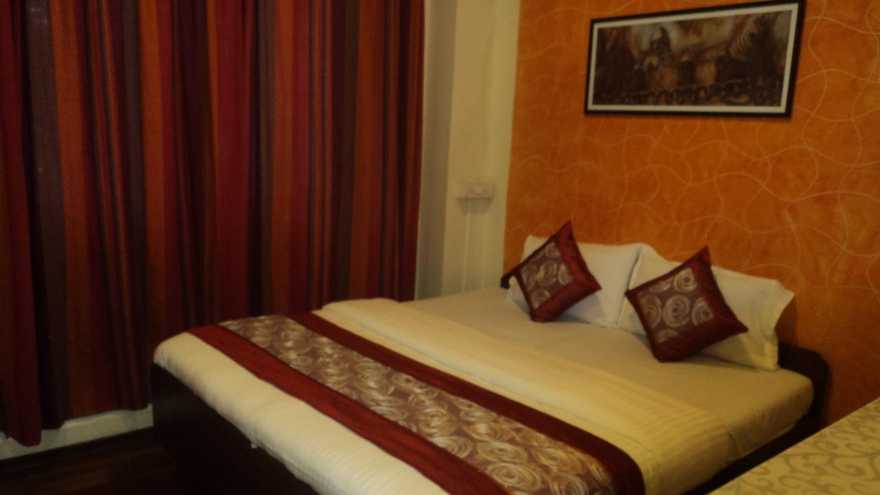 Benazeer Hotel Мумбаи Экстерьер фото