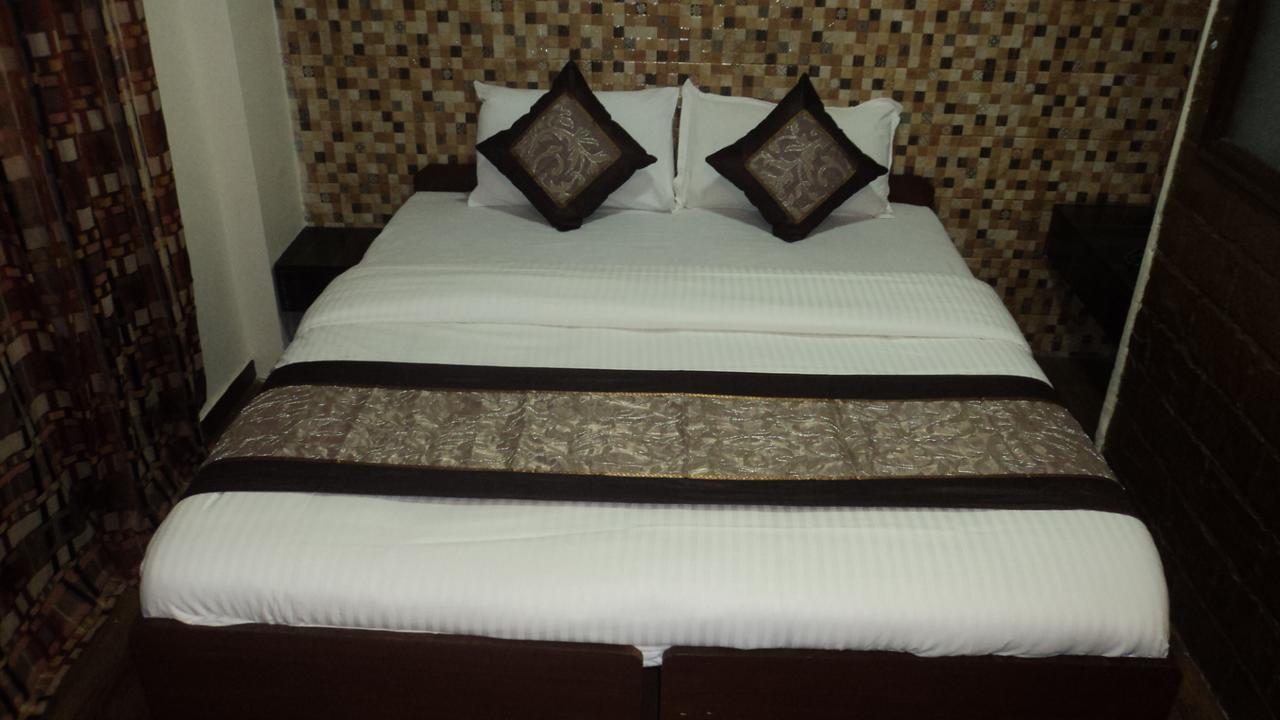 Benazeer Hotel Мумбаи Экстерьер фото