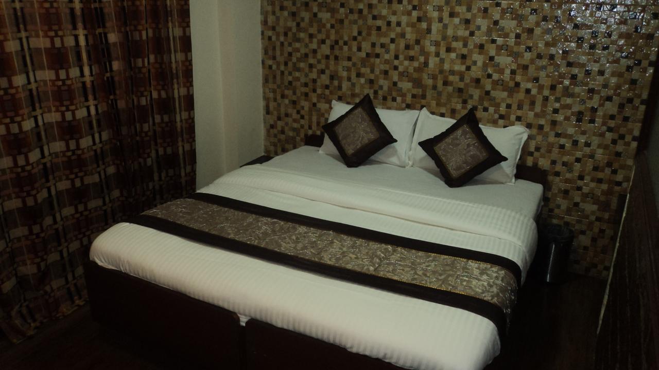 Benazeer Hotel Мумбаи Экстерьер фото