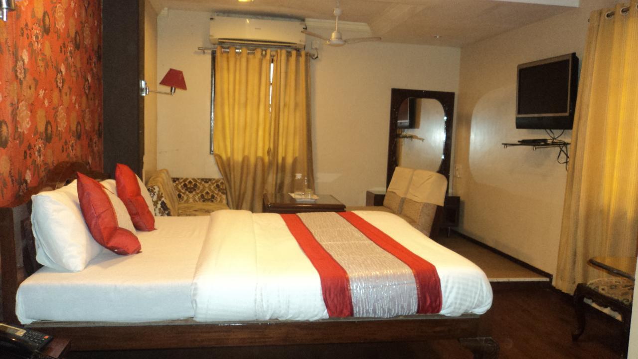 Benazeer Hotel Мумбаи Экстерьер фото