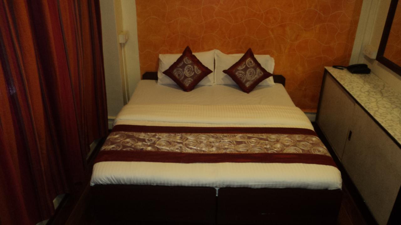 Benazeer Hotel Мумбаи Экстерьер фото