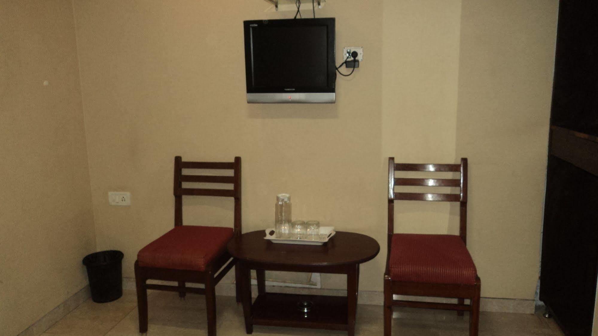 Benazeer Hotel Мумбаи Экстерьер фото
