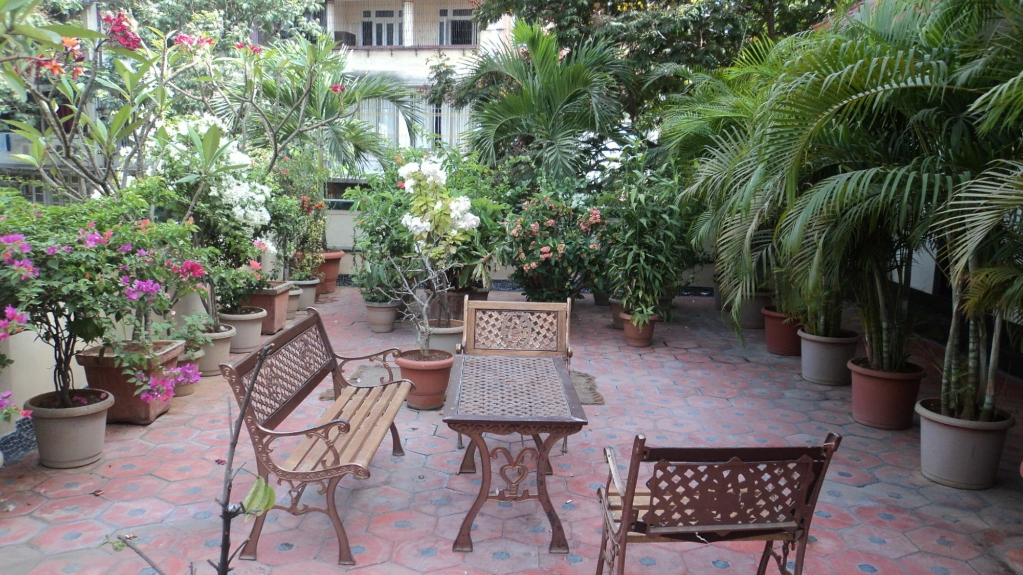 Benazeer Hotel Мумбаи Экстерьер фото